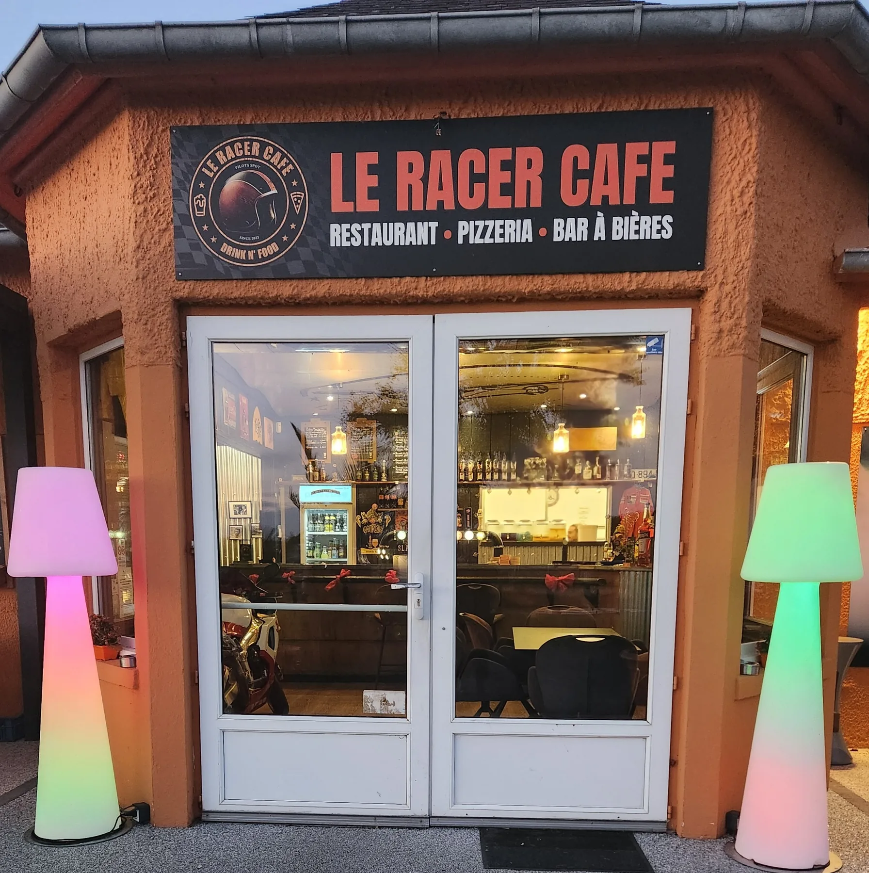 Entrée du Racer Café