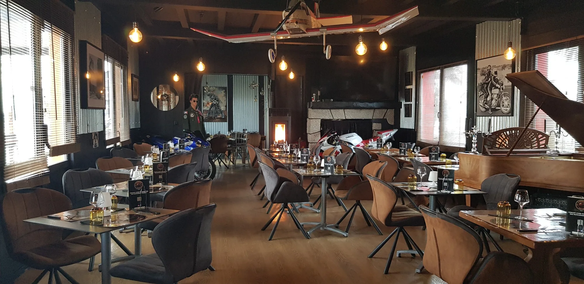 Salle intérieure du Racer Café